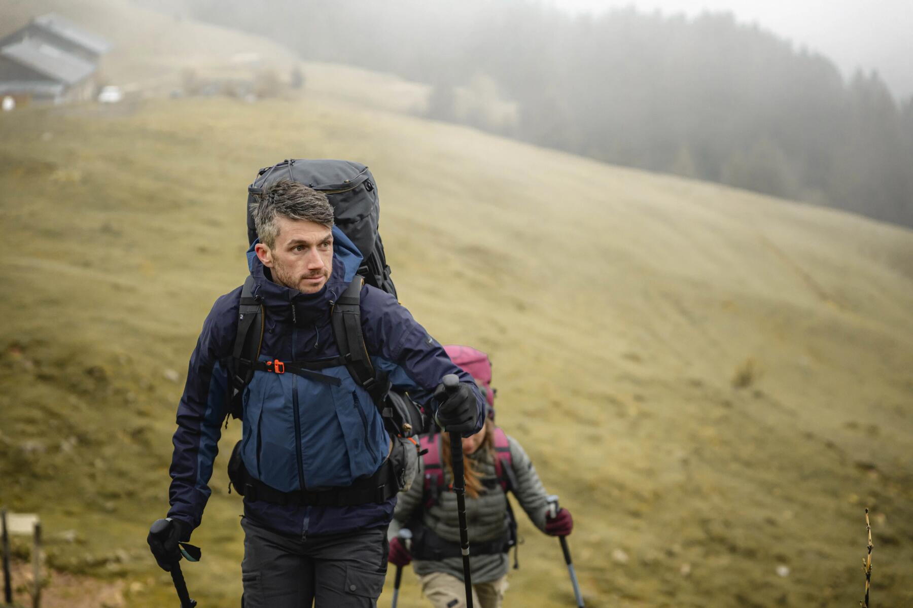 Ein Paar wandert im Herbst mit Wanderstöcken
