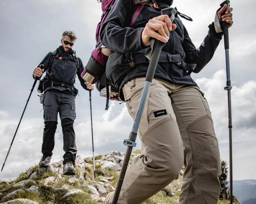 Zwei Personen haben die richtigen Wanderstöcke
