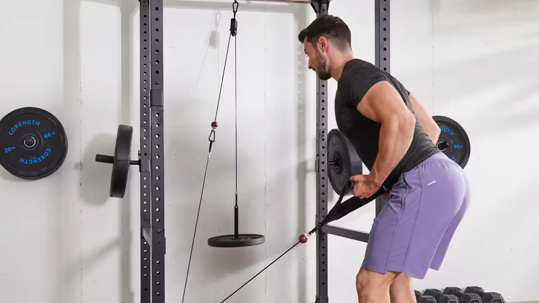 Sportler trainiert im Hauseigenen Fitnessraum mit Fitnessgeräten für Zuhause