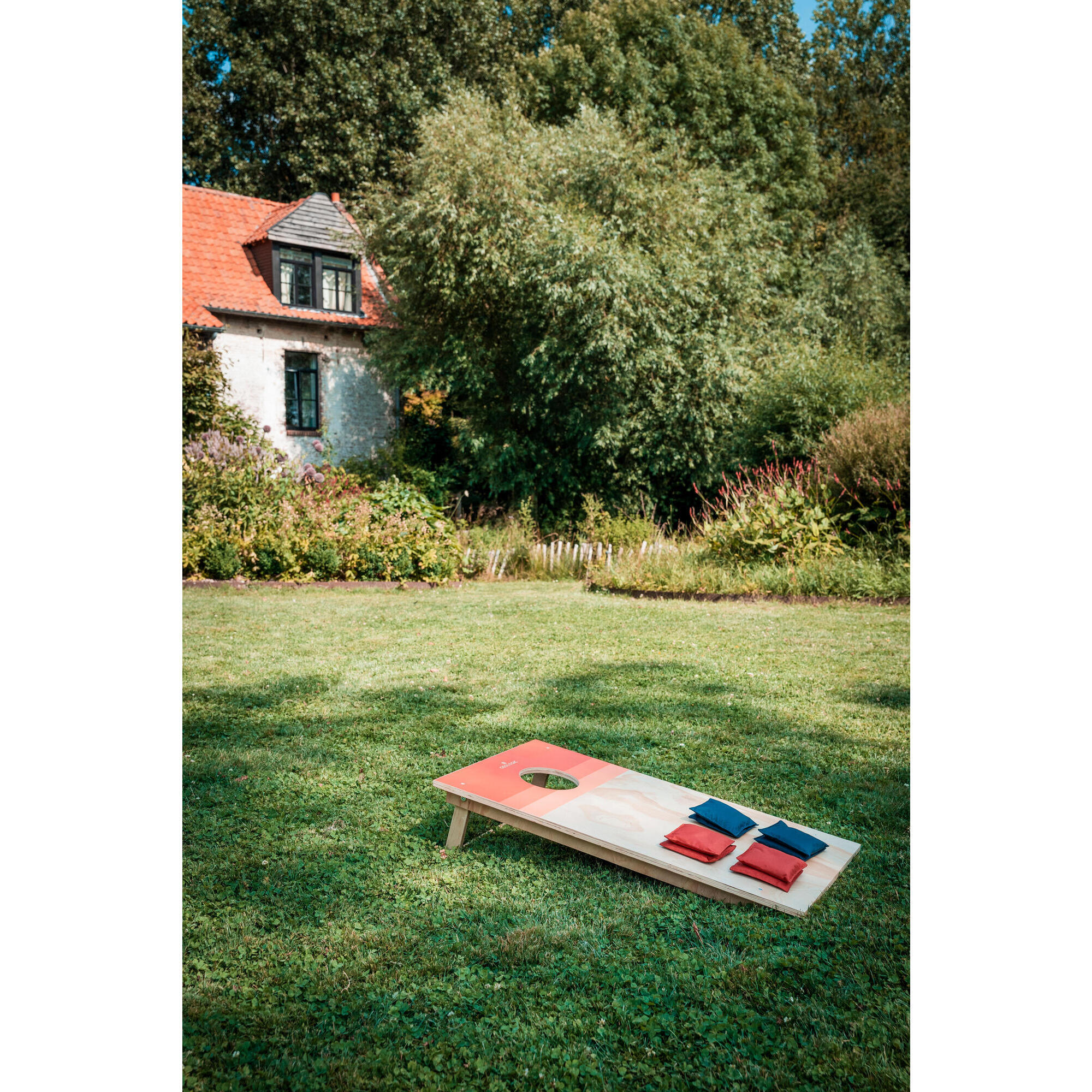 READY-TO-PLAY COMPACT CORNHOLE SET