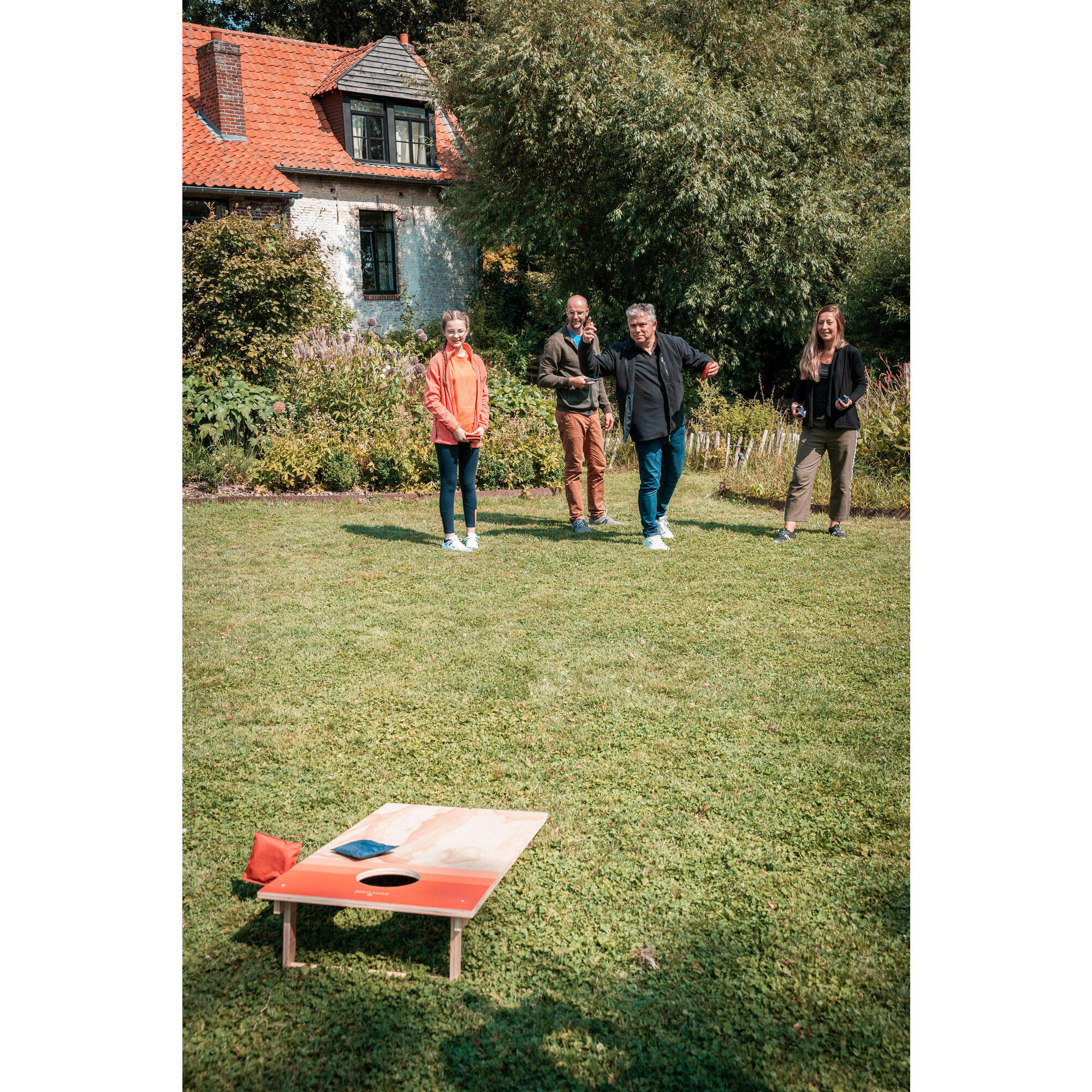 READY-TO-PLAY COMPACT CORNHOLE SET