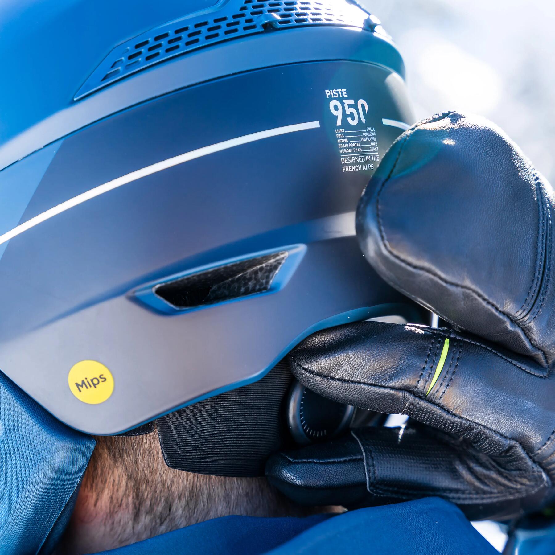 Homme au ski en train de régler son casque de ski bleu decathlon avec la technologie mips