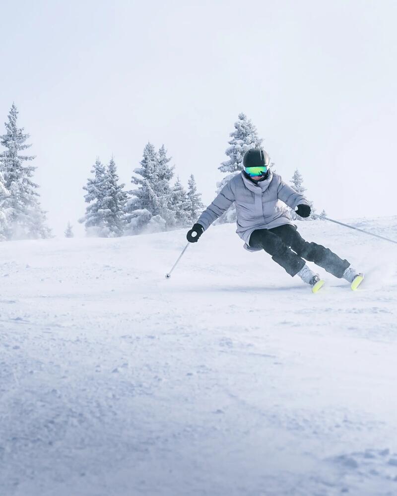 Skifahrer ist auf der Piste am sportlichen fahren