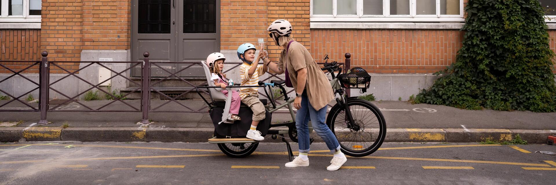 Une femme avec son vélo cargo Decathlon