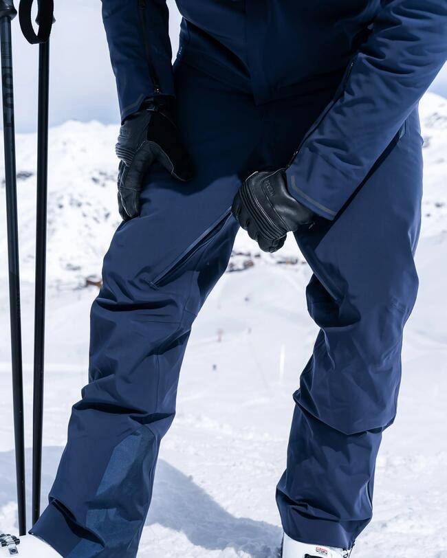 Mann öffnet Skihose