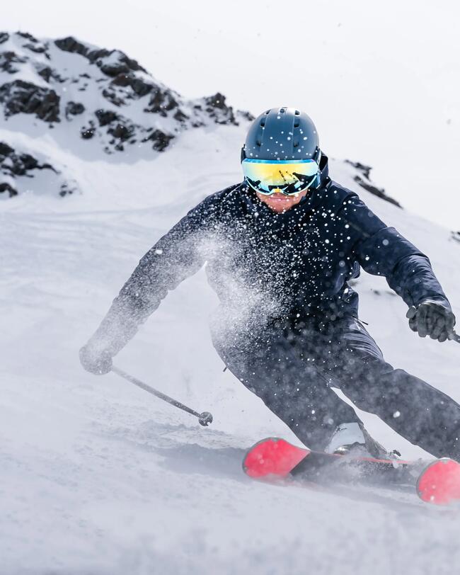 Mann fährt Ski