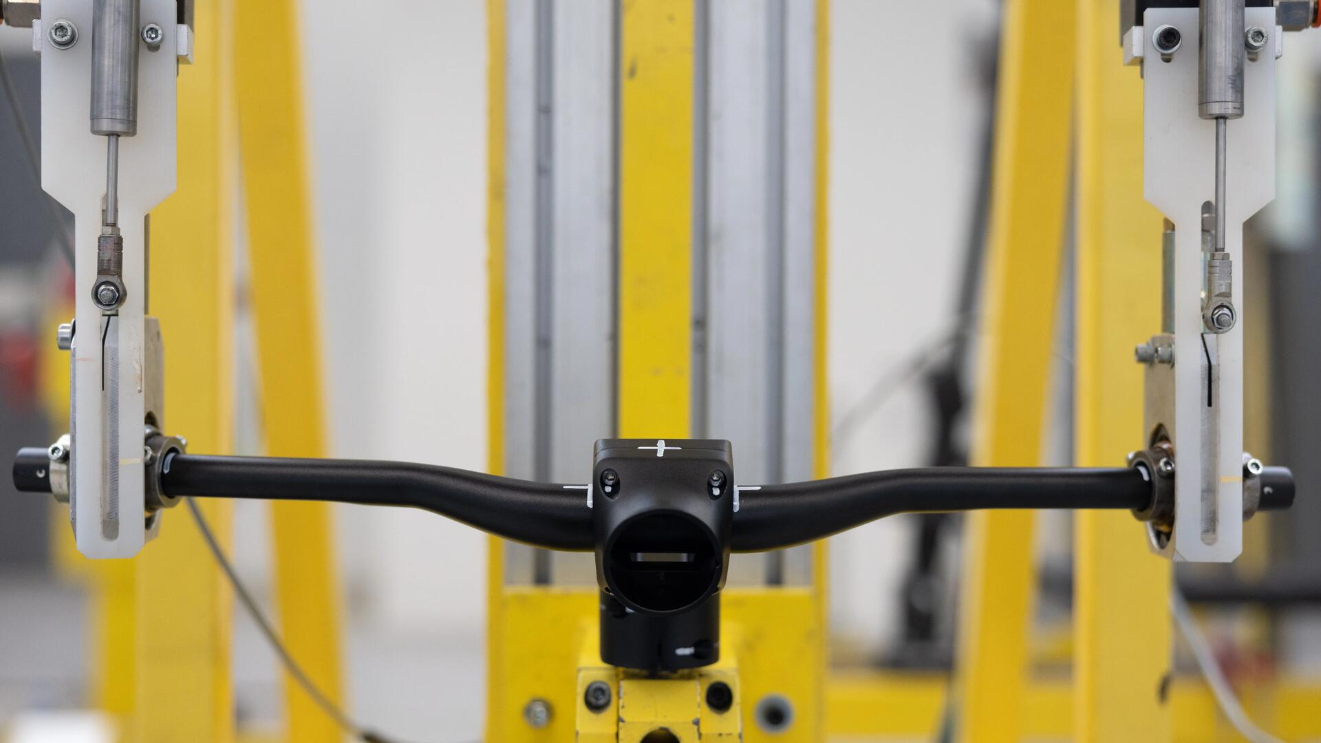 Foto di una bici in fase di test in laboratorio