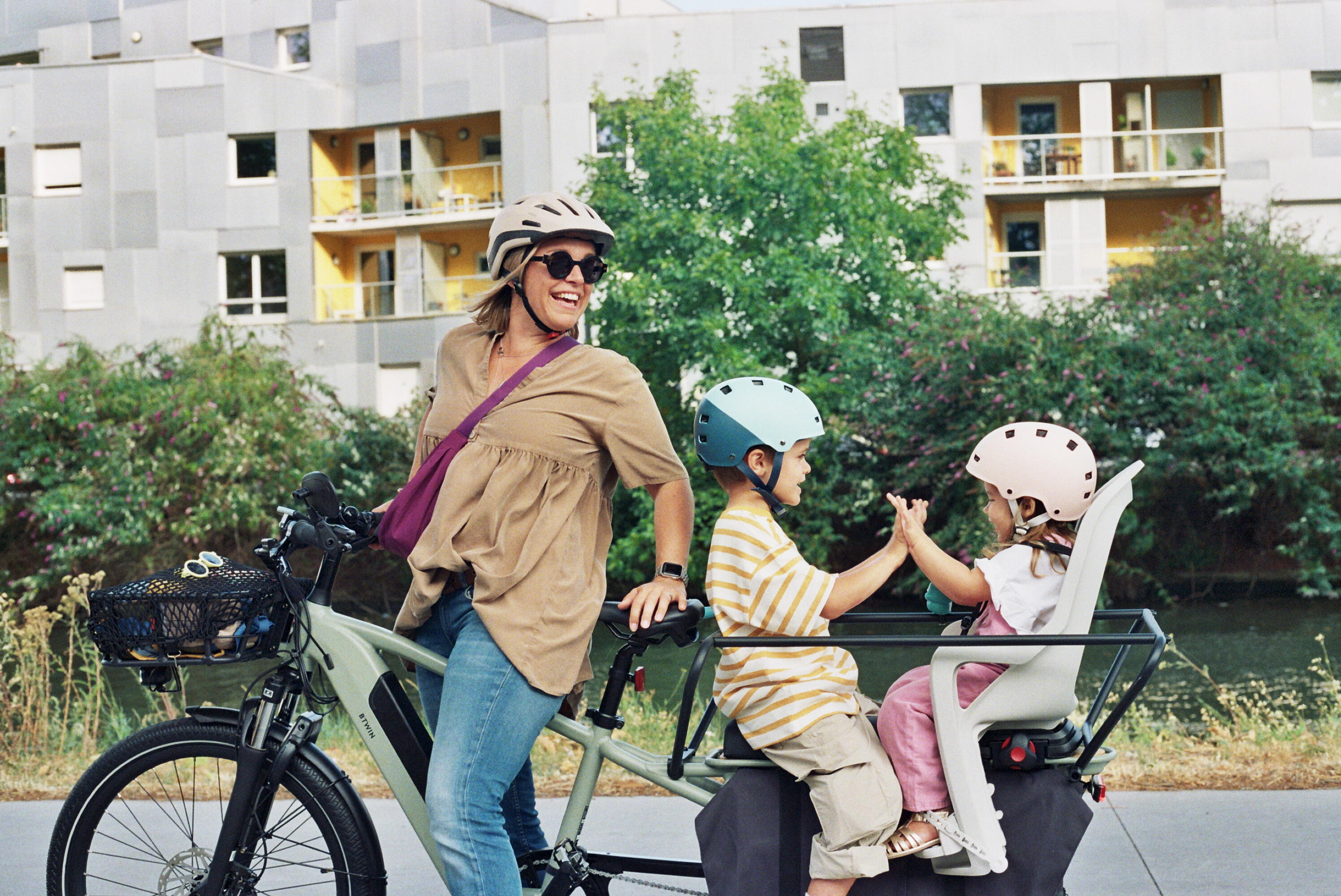 Cargobike con una madre y sus hijos