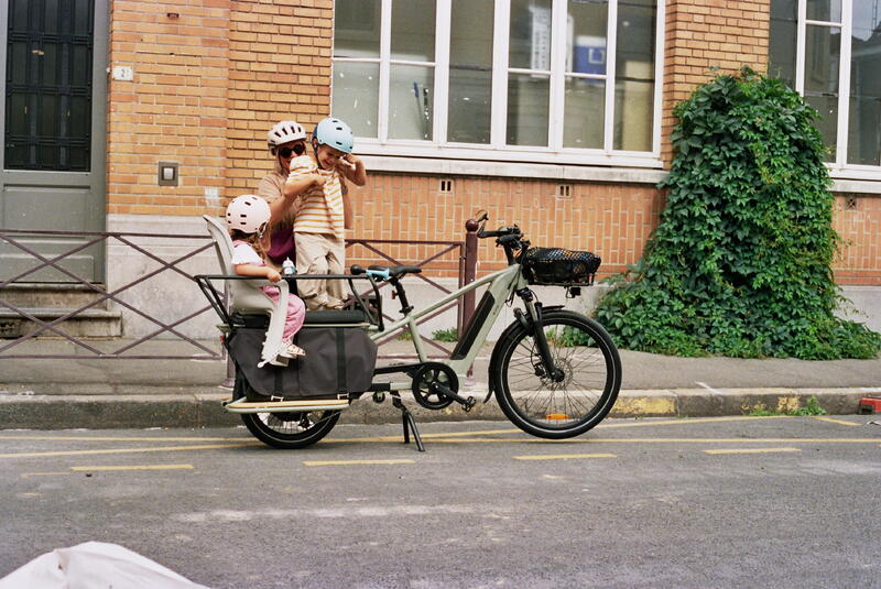 Kind meenemen op de fiets: stoeltje, fietskar of e-bike?