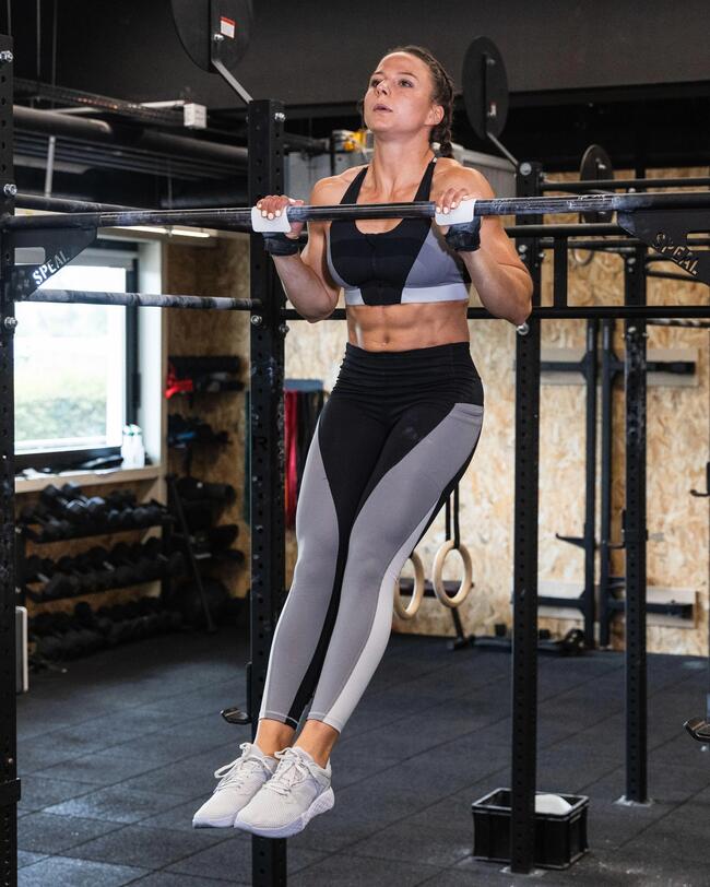 Eine Frau macht Fitness.