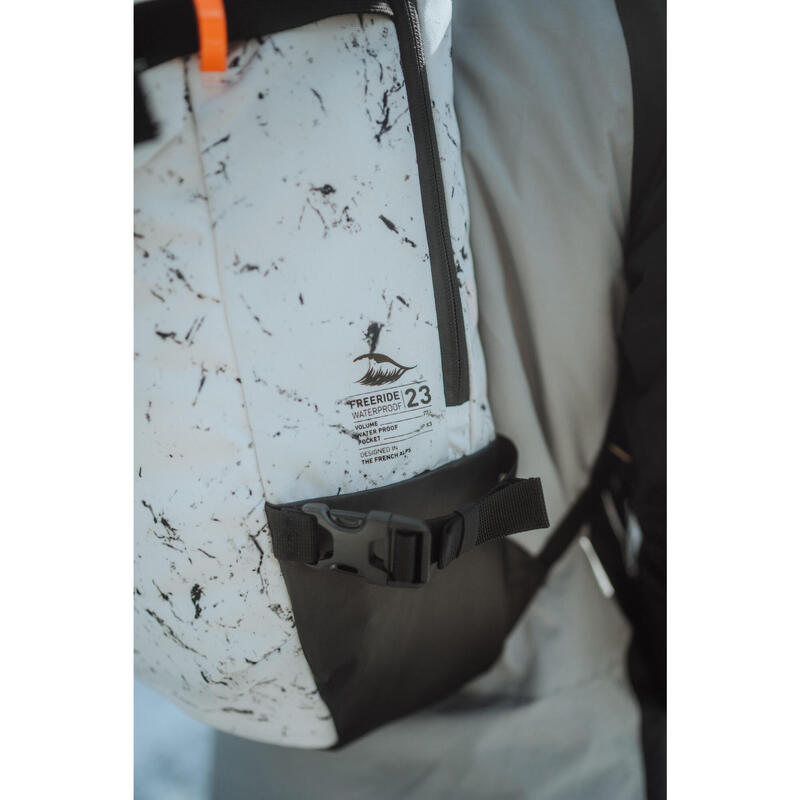 Rugzak voor freeride/allmountain skiën en snowboarden 100 wit/zwart 23 liter