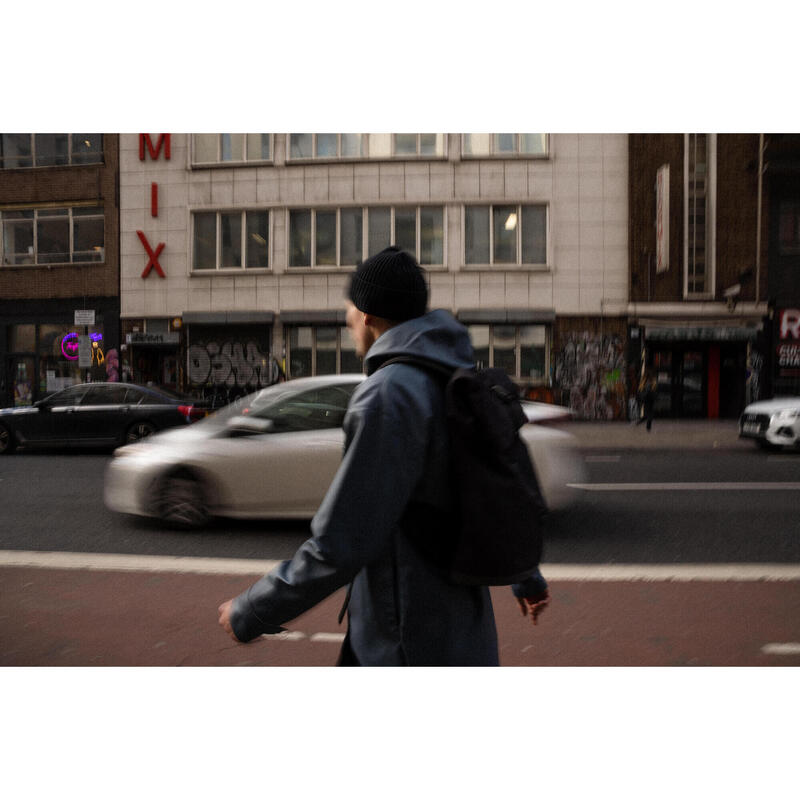 UNISEKS REGENPARKA VOOR FIETSEN IN DE STAD BLAUW