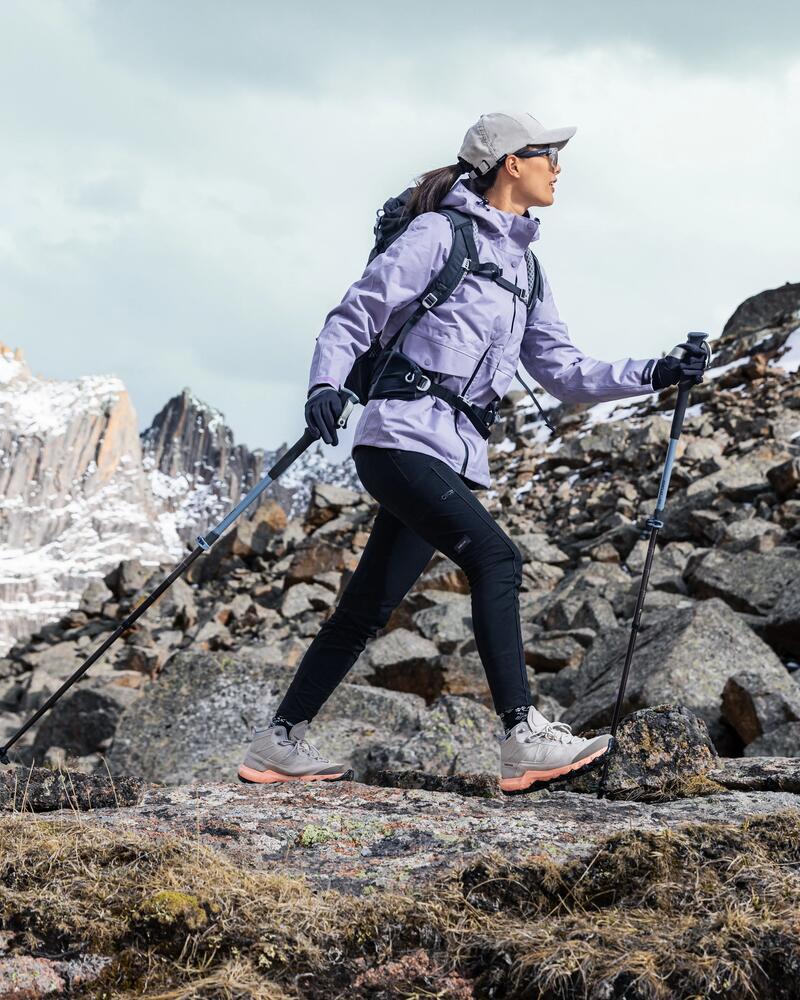 Eine Frau auf einer Wanderung mit Wanderstöcken