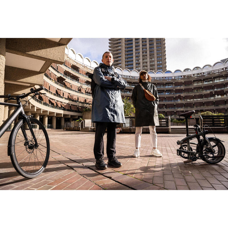 UNISEKS REGENPARKA VOOR FIETSEN IN DE STAD BLAUW