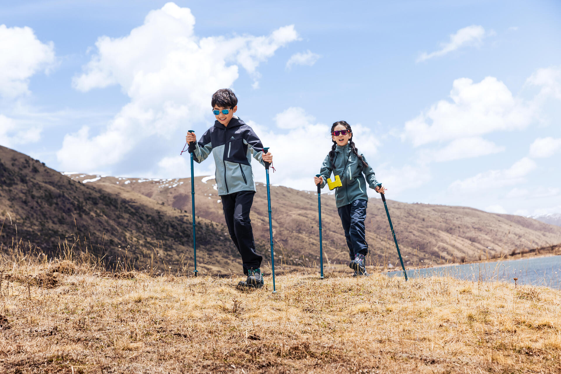 affordable hiking pole MT100 blue