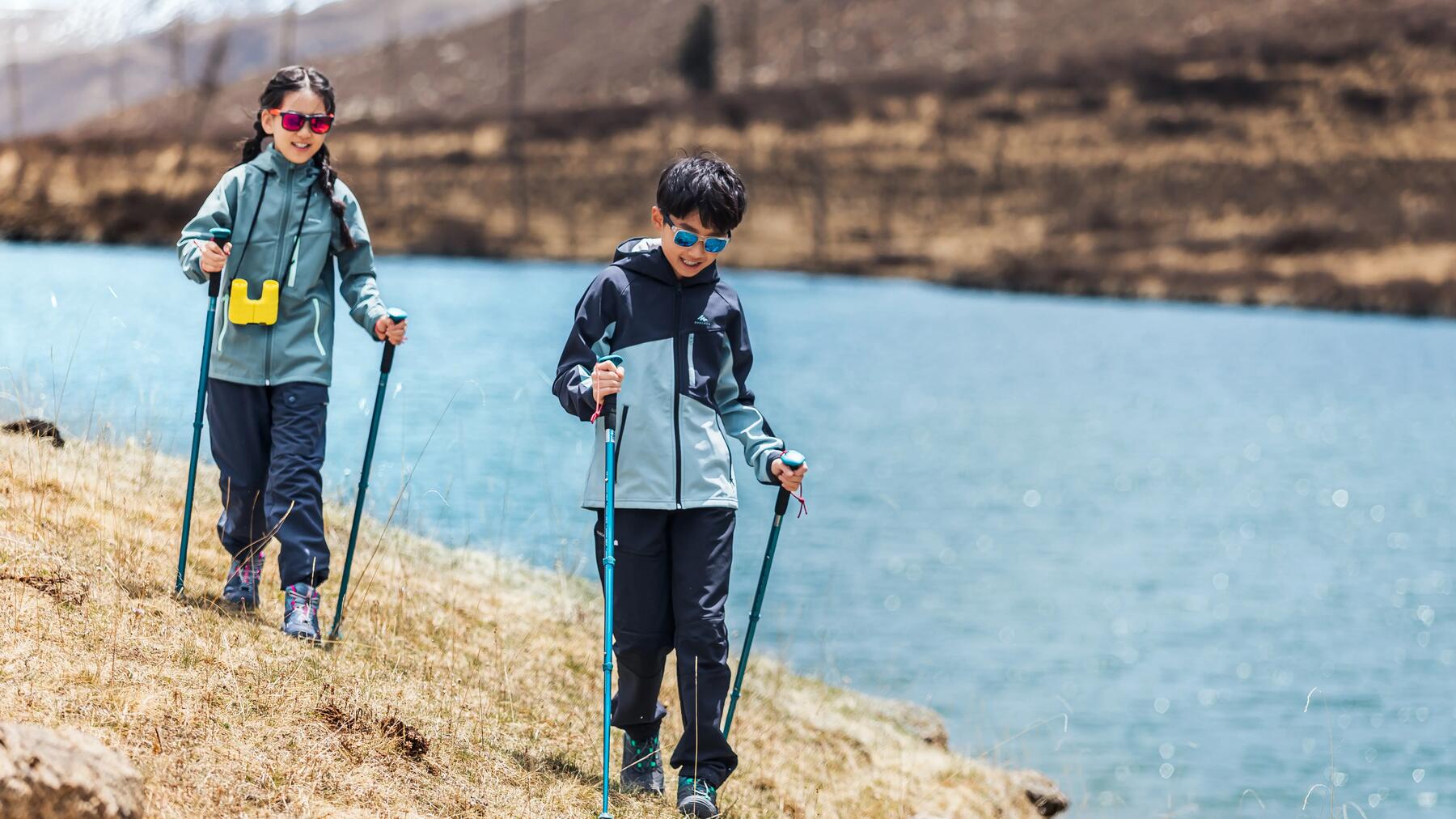 Kinder wandern mit Stöcken