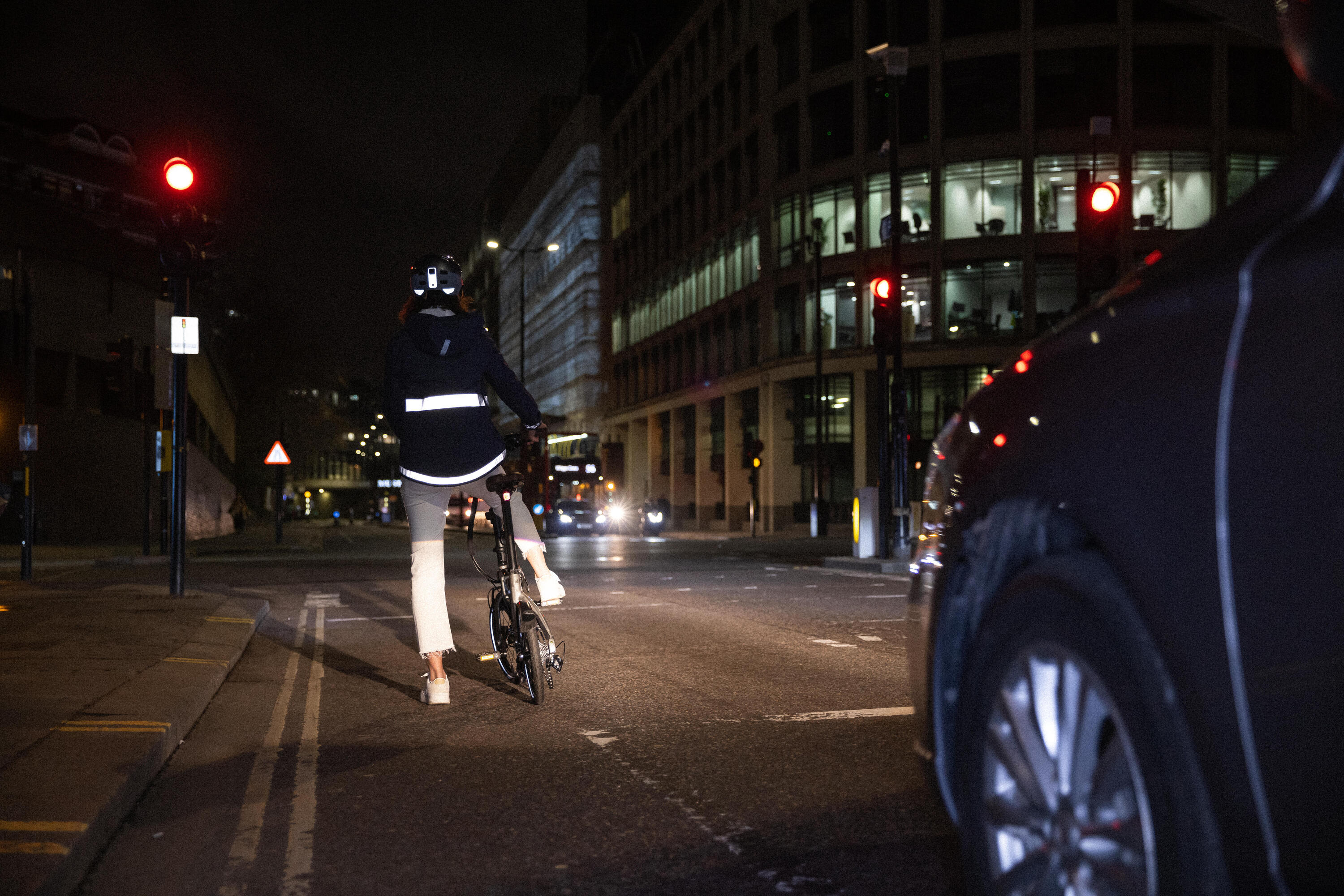 CASACO IMPERMEÁVEL CICLISMO DE CIDADE VISIBILIDADE NOITE MULHER 540 AZUL MARINHO 23/27