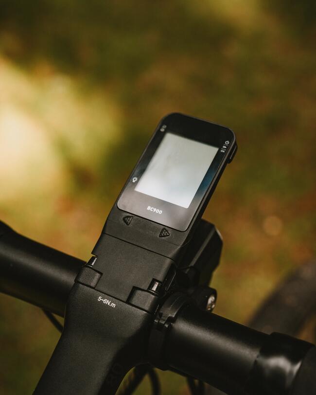 Detailaufname schwarzes E-Bike Bedienelement mit Display an Fahrradlenker