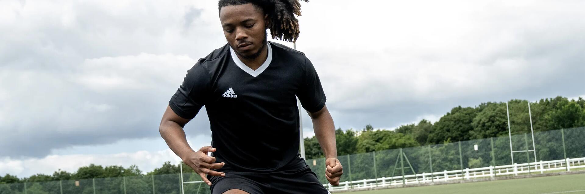 Maillots de football Adidas pour les joueurs et les supporters