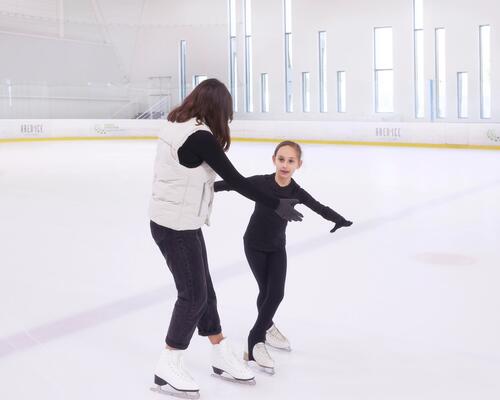 gros plan sur des patins à glace