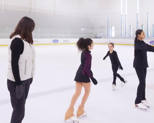 PATINAJUL ARTISTIC – BENEFICII, ECHIPAMENT, SFATURI UTILE