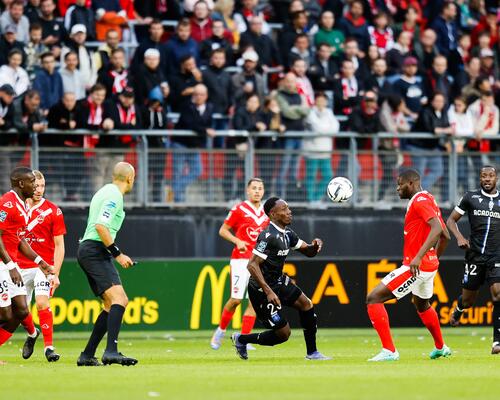 Spieler von Auxerre und Valenciennes bei einem Spiel der Ligue 1.
