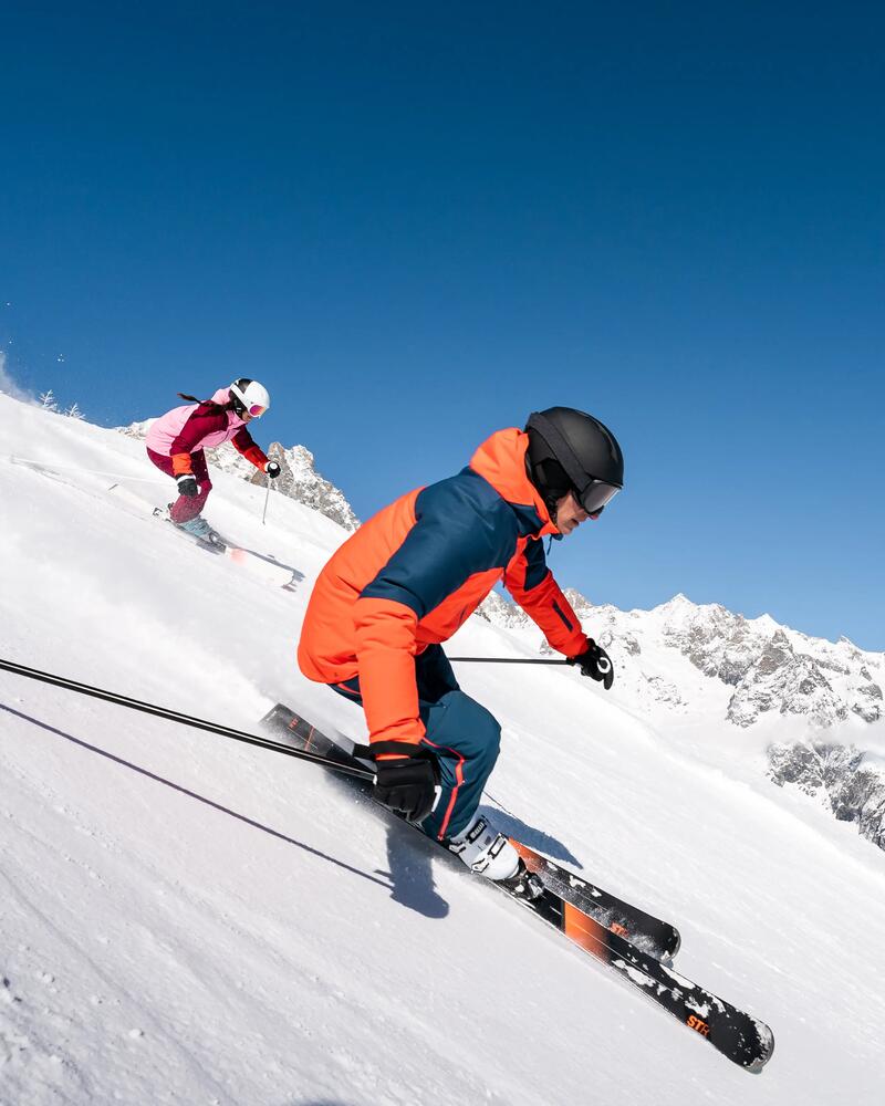 Zwei Skifahrer auf einer steilen Piste