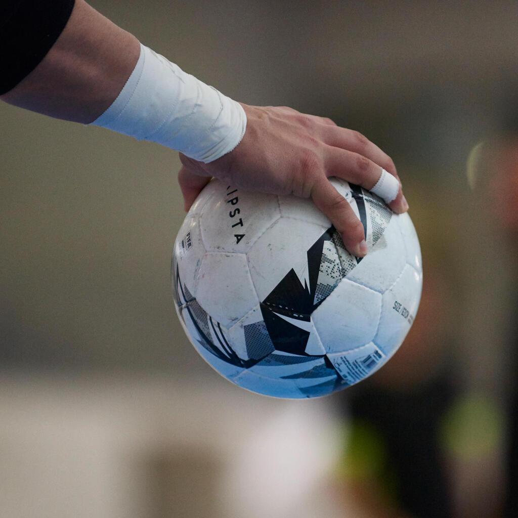 Futsalová lopta FS900 63 cm bielo-sivá