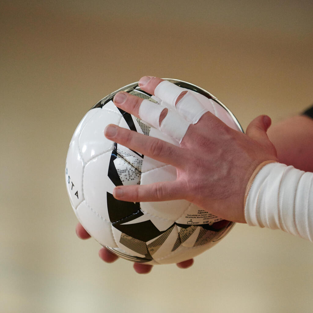Futsalová lopta FS900 63 cm bielo-sivá