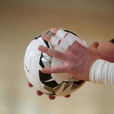 Salės futbolo kamuolys 900, 63 cm – baltas / pilkas