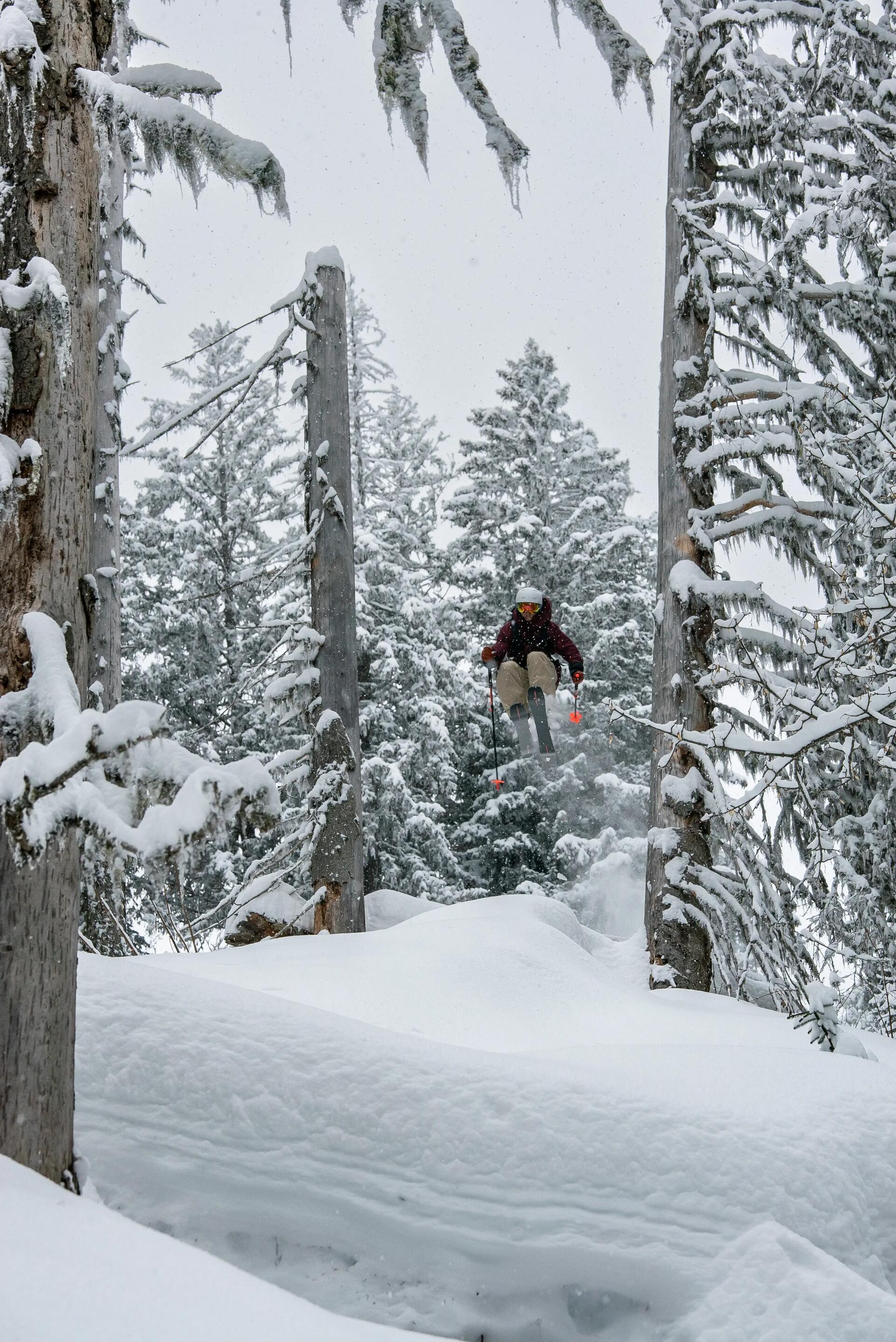 Person mit Snowboard 