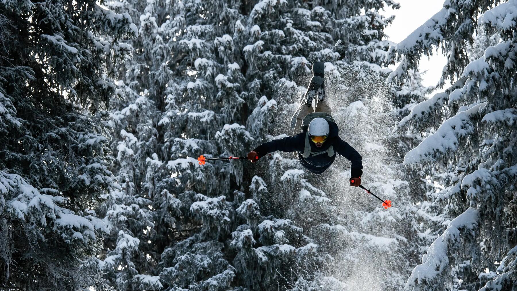 Mężczyzna uprawiający freeskiing