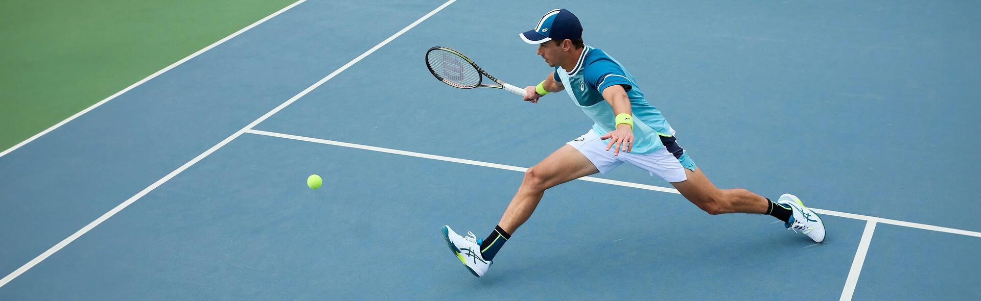 Mężczyzna grający w tenisa w butach do tenisa