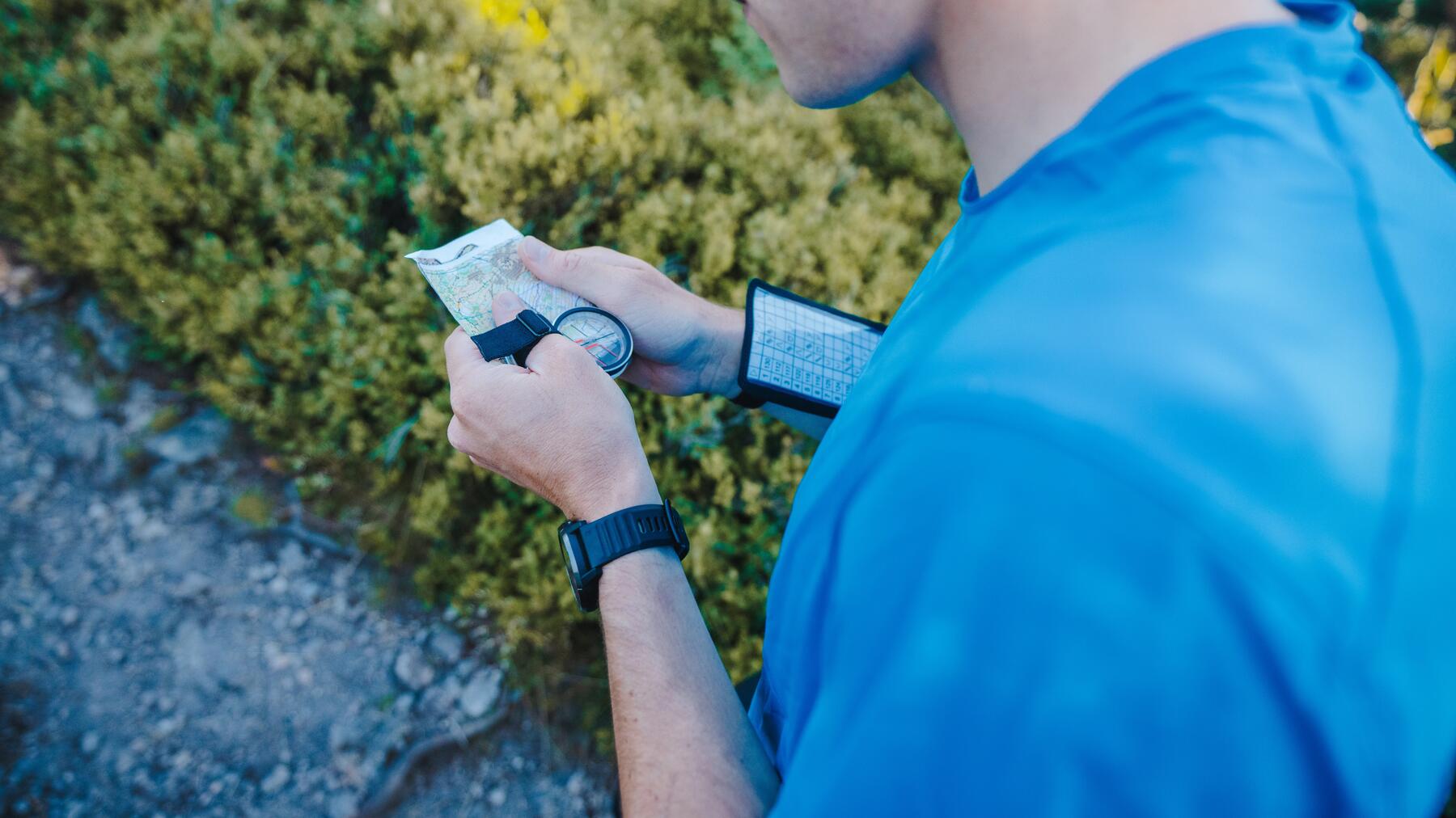 Ein Geocacher liest eine Informationstafel zu einem EarthCache an einer geologischen Besonderheit