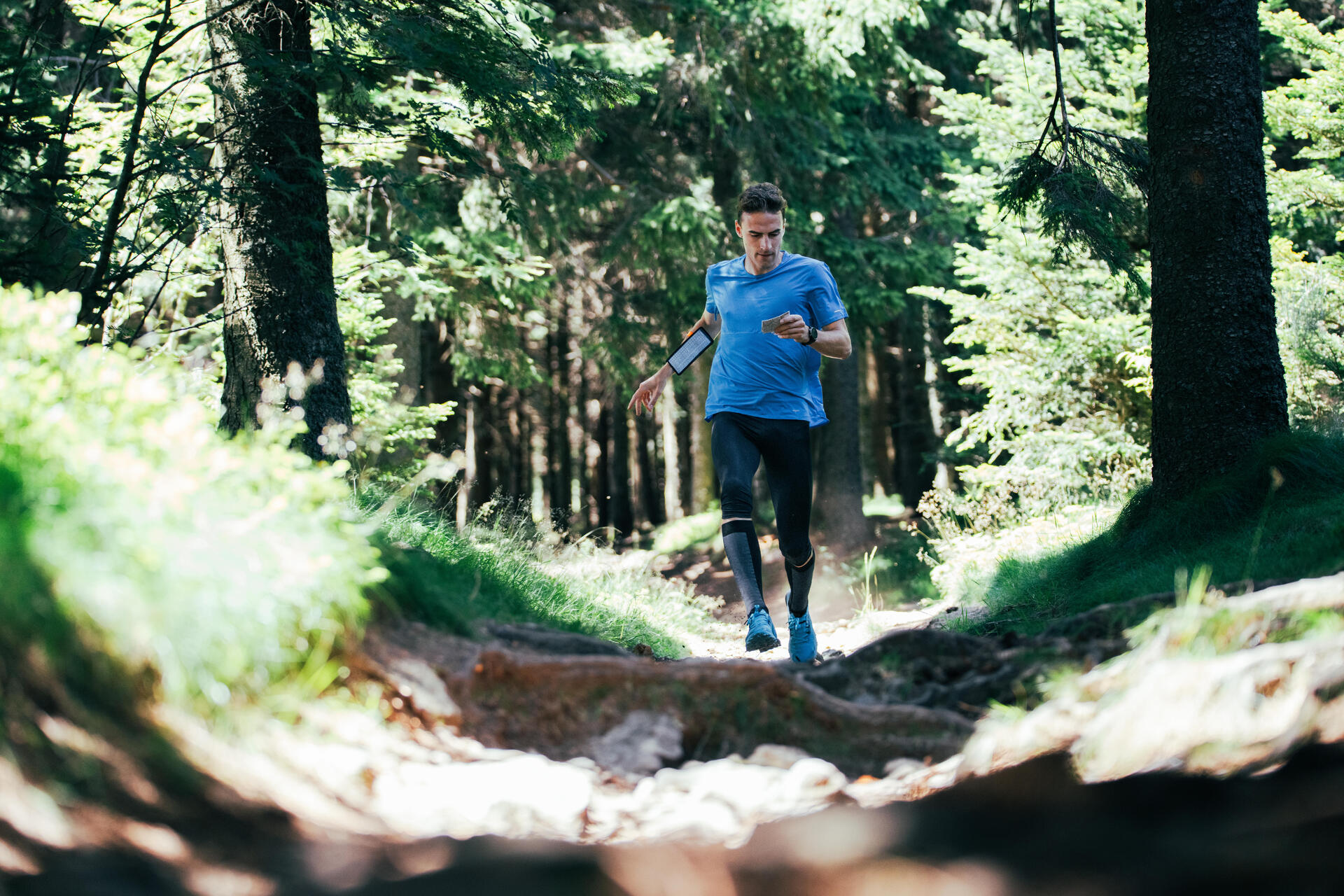 4 personnes participant à un événement de course à pied