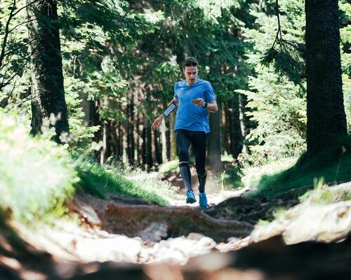 4 personnes participant à un événement de course à pied