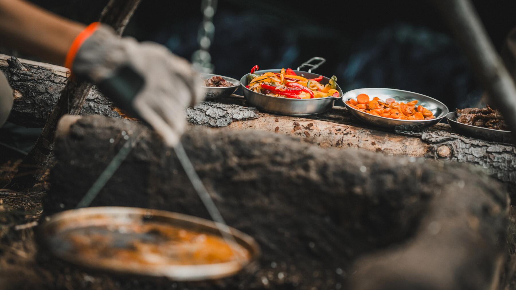 Préparation de son repas fait ur le feu en bushcraft
