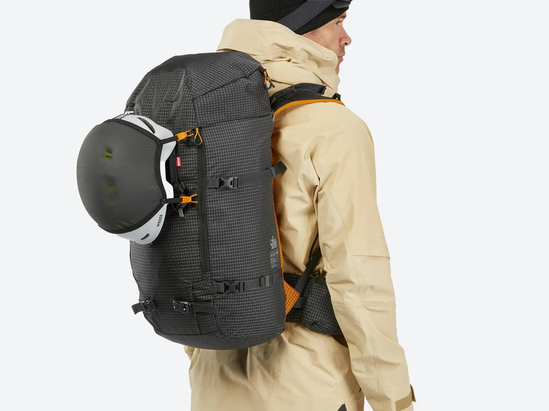 How to choose a ski or snowboard backpack?