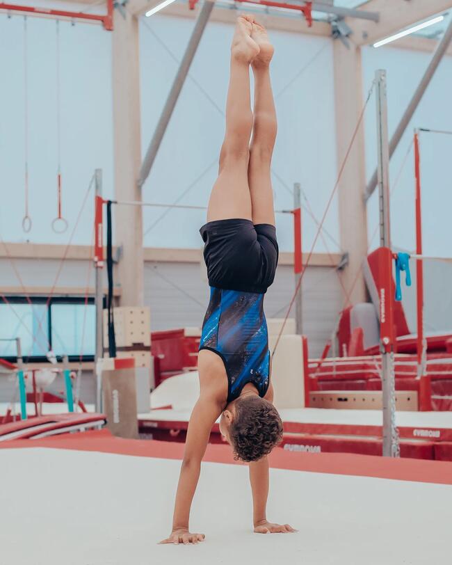 Ein Junge macht einen Handstand.