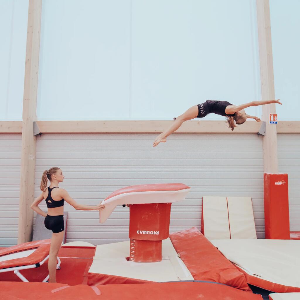 Kurze Gymnastikhose Mädchen - schwarzglänzend 