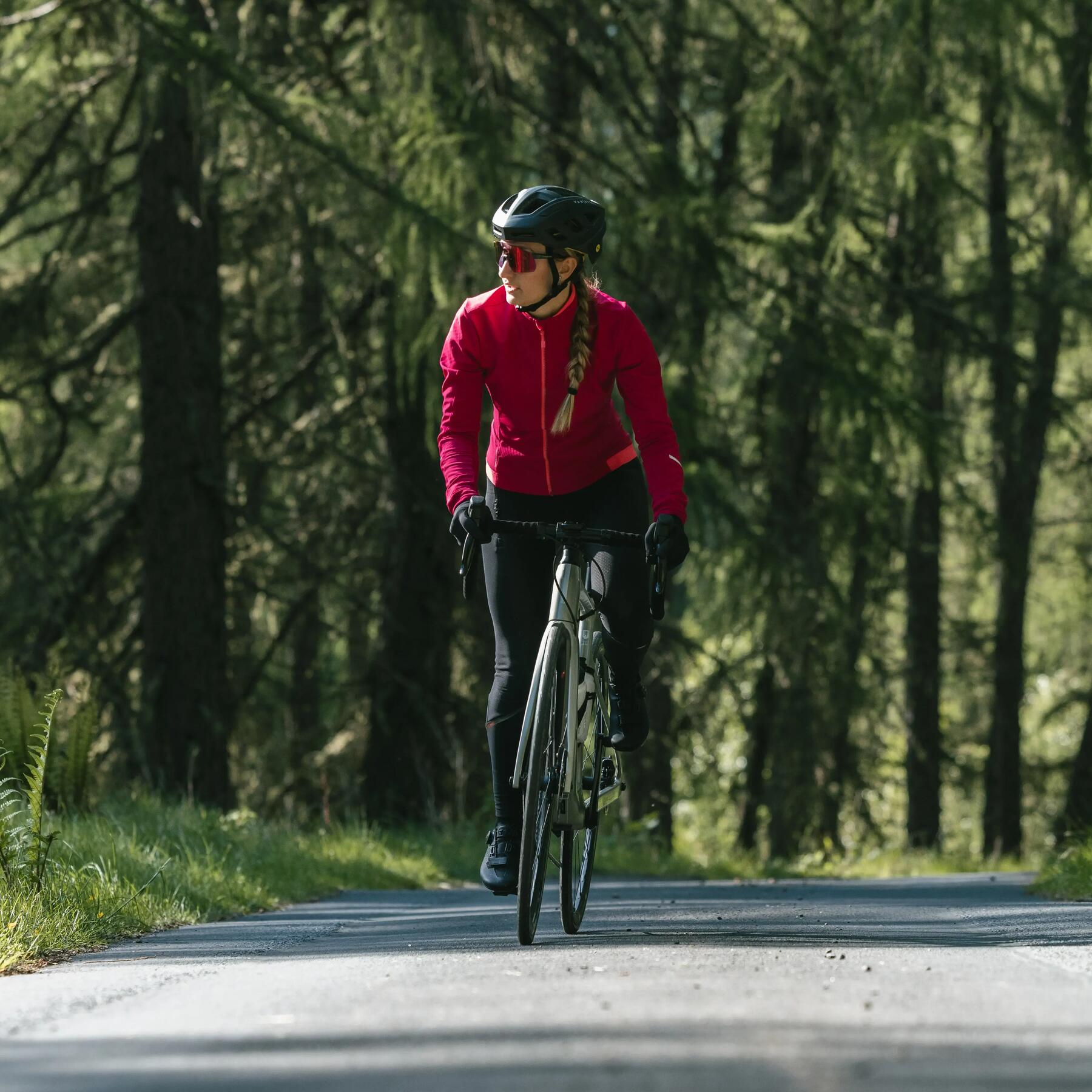 Mujer en bicicleta por ruta EuroVelo