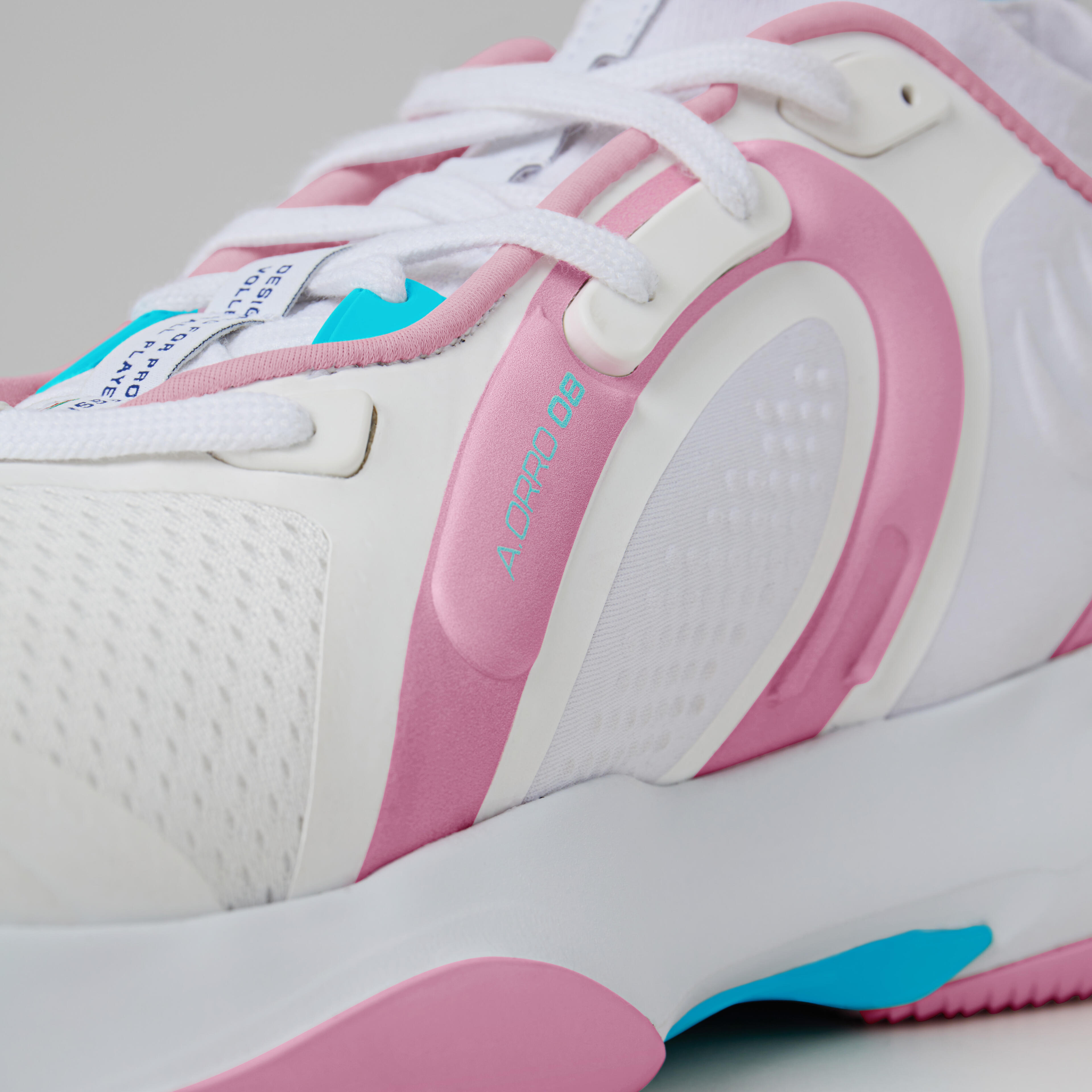 Coloris blanc, rose et turquoise choisi et signé par Alessia Orro.