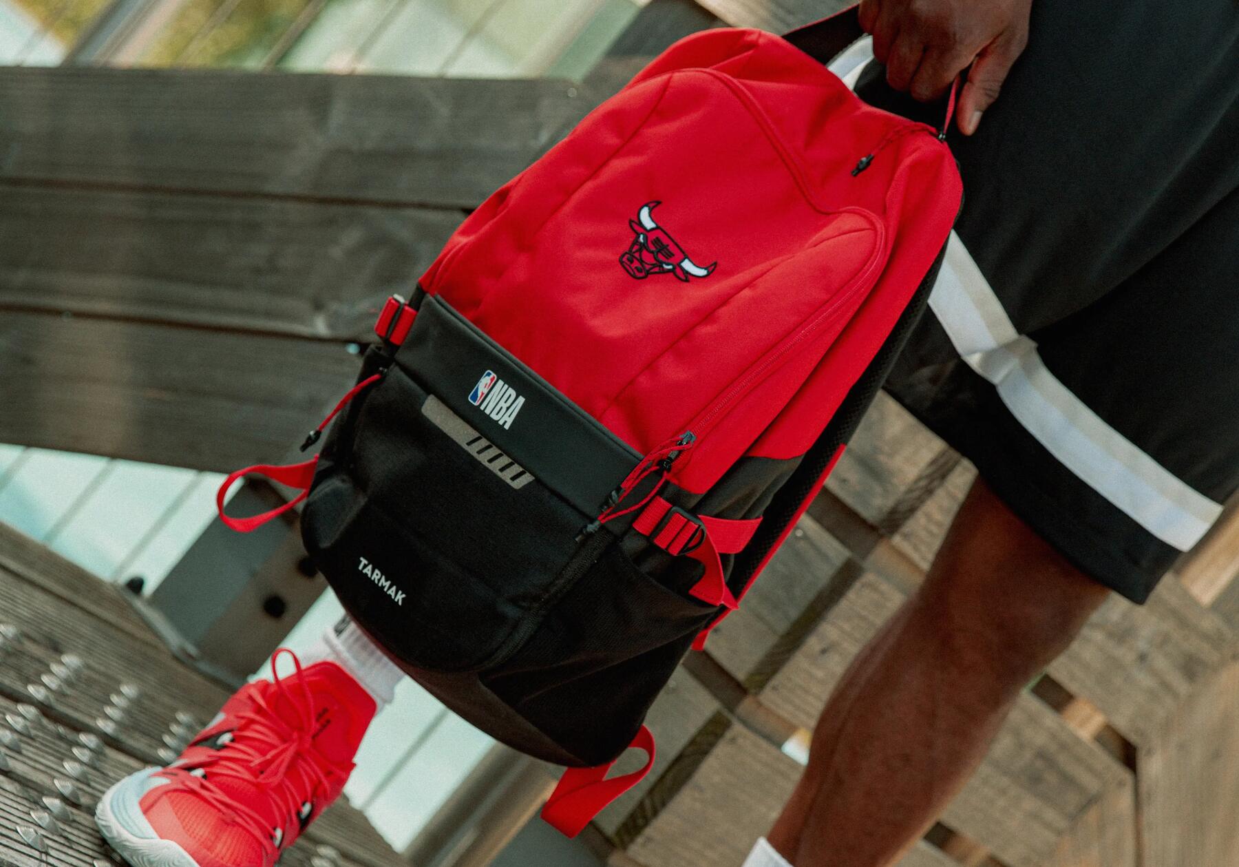 rapaz com mochila NBA da decathlon