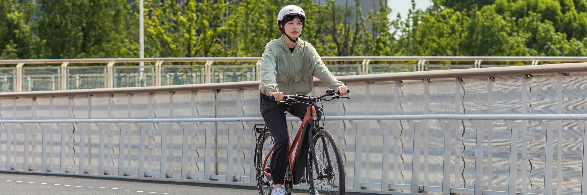 Kobieta jadąca na rowerze elektrycznym