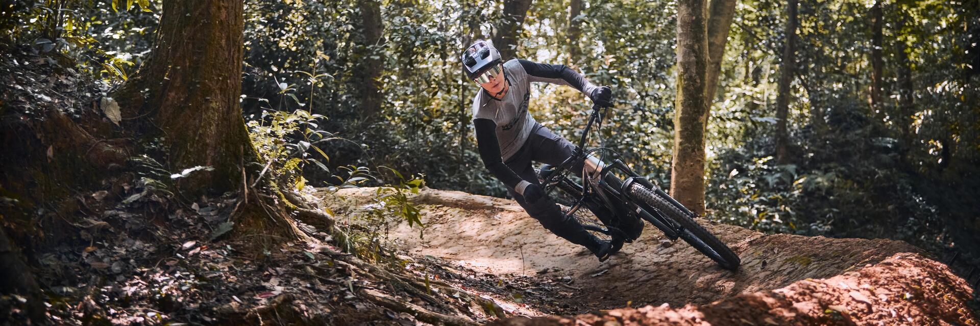 hombre en bicicleta de montaña