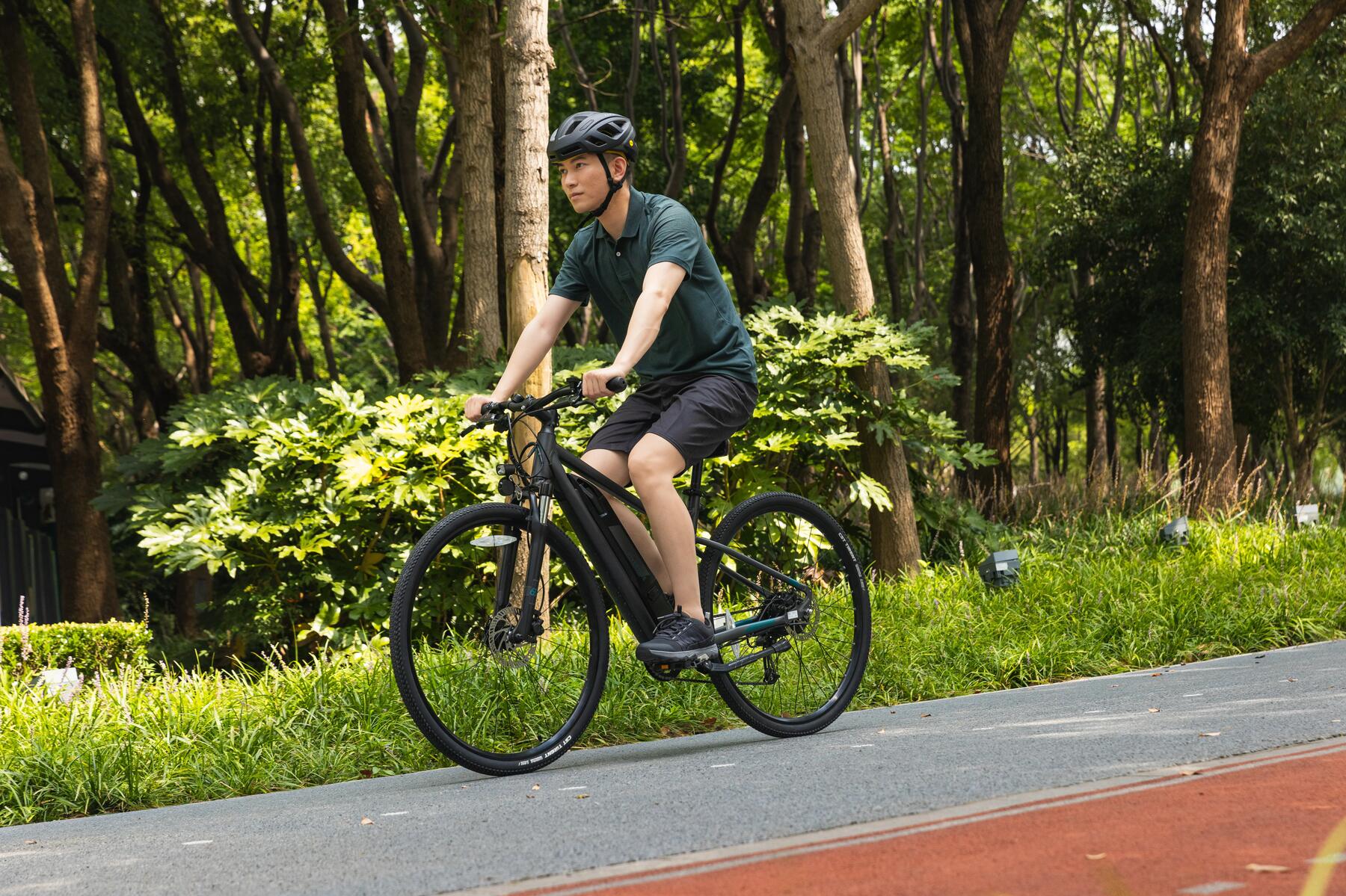 hombre en bici electrica