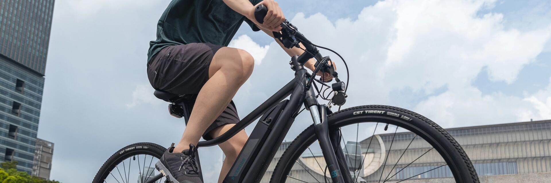 Mężczyzna jadący rowerem elektrycznym