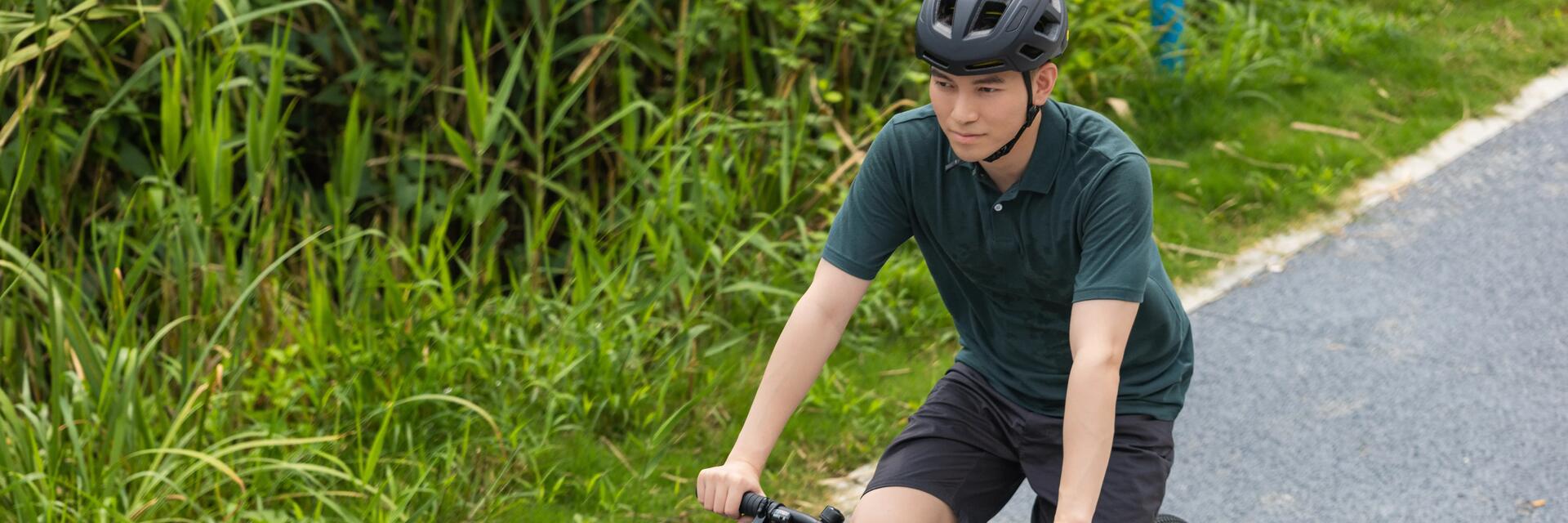 Rowerzysta w kasku jadący Forteczną trasą rowerową