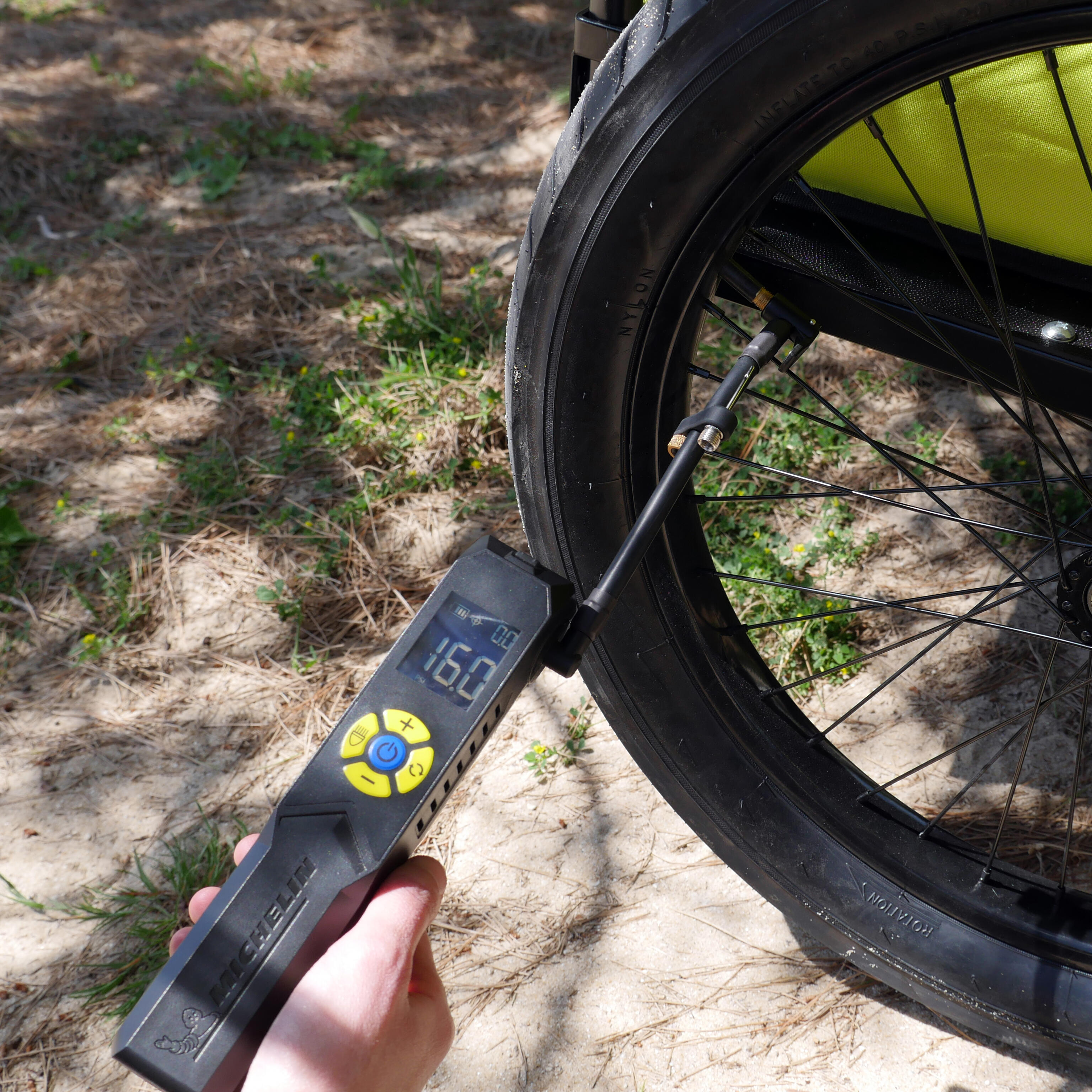 Pompa elettrica portatile per bicicletta