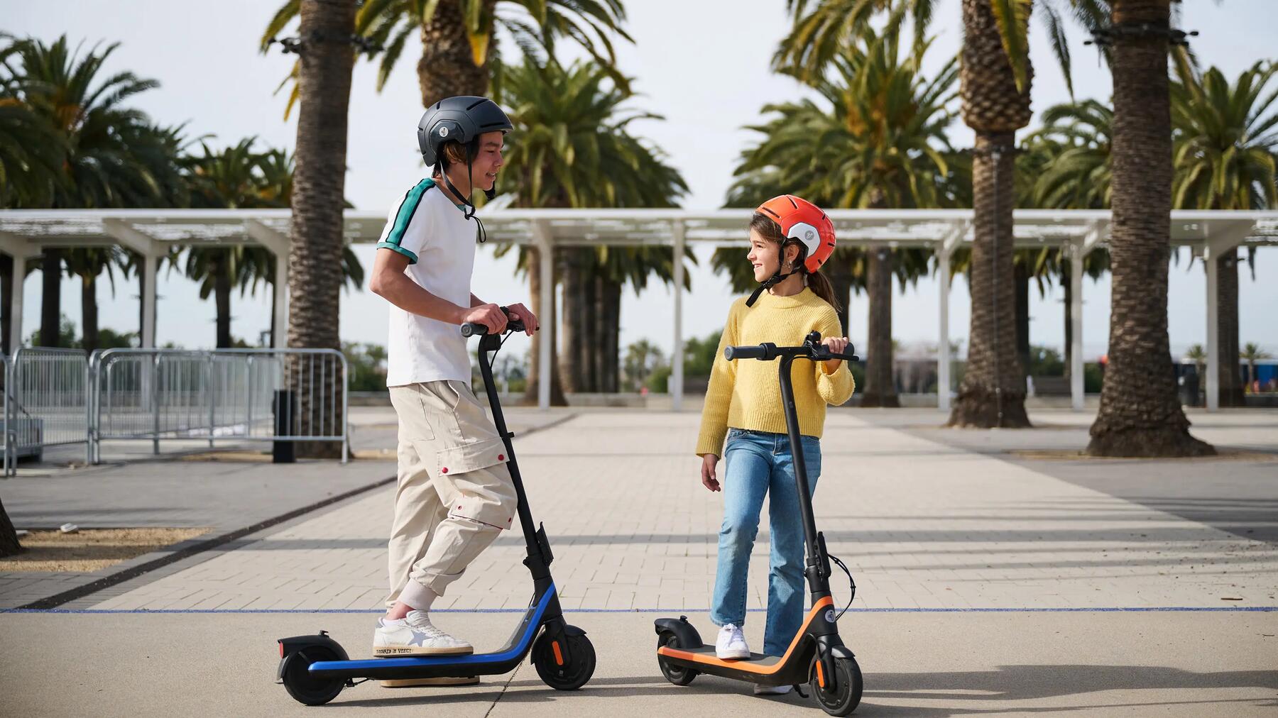 niños con patinete eléctrico